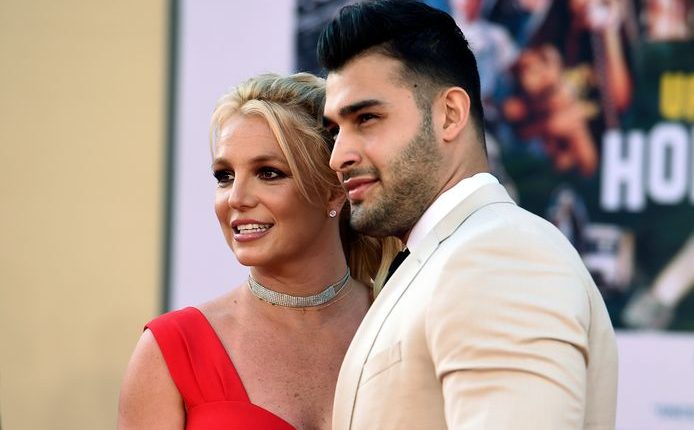 Britney Spears “complètement hystérique” lors d’une sortie au restaurant: son mari prend sa défense