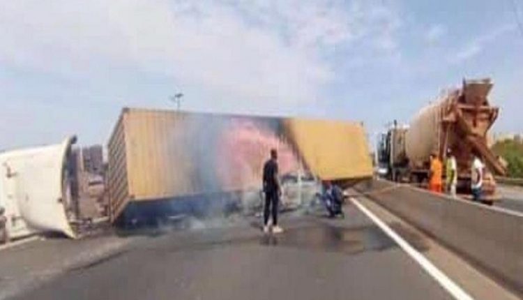 Un violent accident s'est produit, ce vendredi matin vers les coups de 5h, sur l'autoroute au niveau de Hann Maristes. Un camion en panne stationné sur la route est à l'origine d'un drame. En effet, un véhicule particulier qui avait à son bord deux personnes, a violemment heurté le camion. Le conducteur et son passager seraient décédés sur le coups. Une situation qui a causé un énorme embouteillage sur cet axe, ce matin. Une enquête a été ouverte et le chauffeur du camion arrêté grandpanel